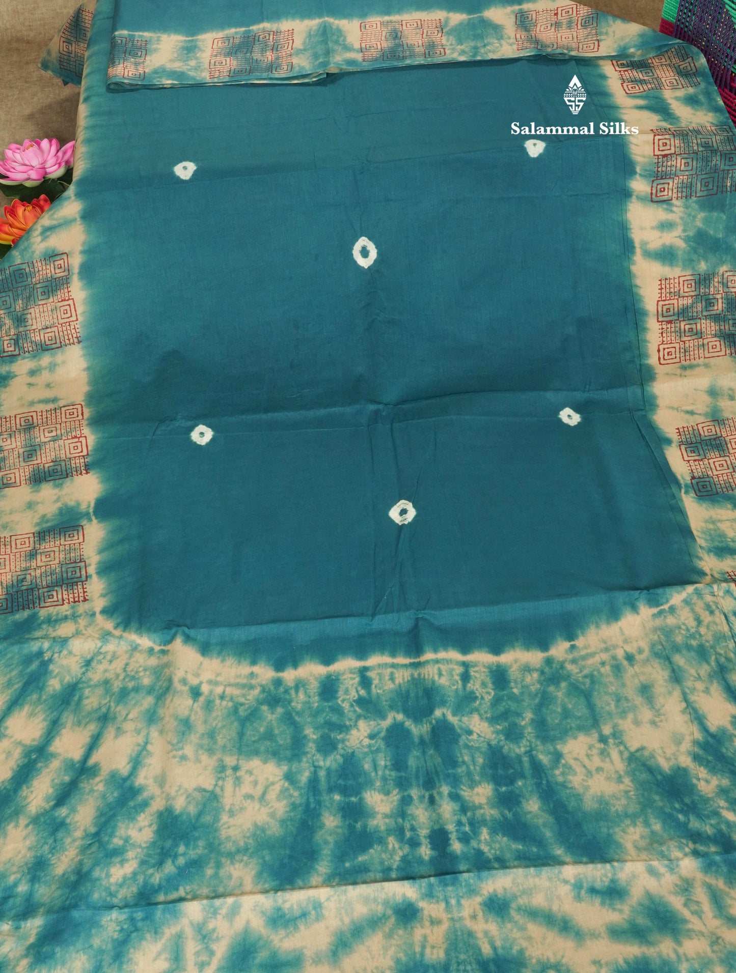 White Batik Print Sungudi Pure Cotton Saree With Contrast Grey Border