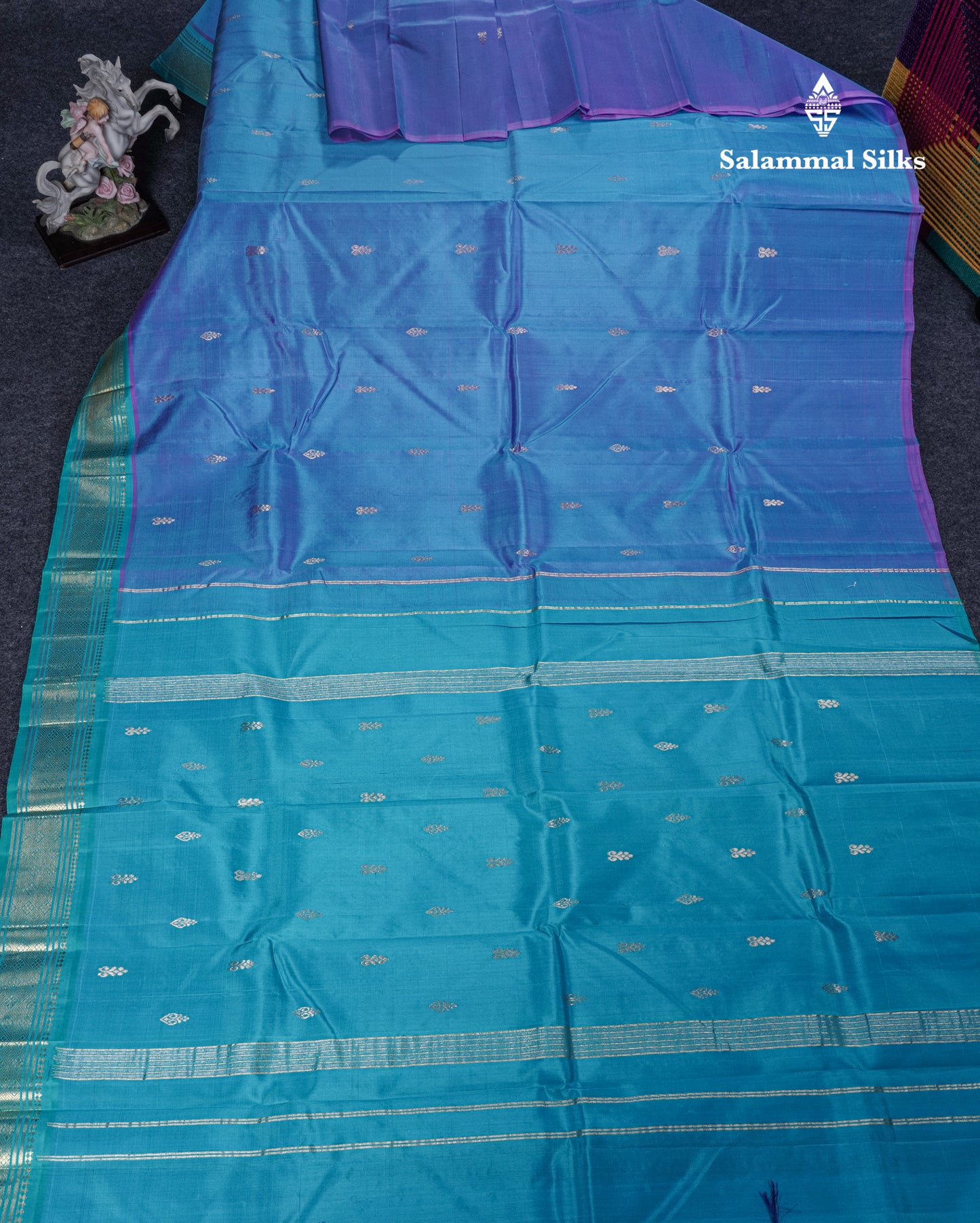 Dual Tone Sky Blue Pure Kanjivaram Silk Saree With Contrast Sapphire Green One Side Border