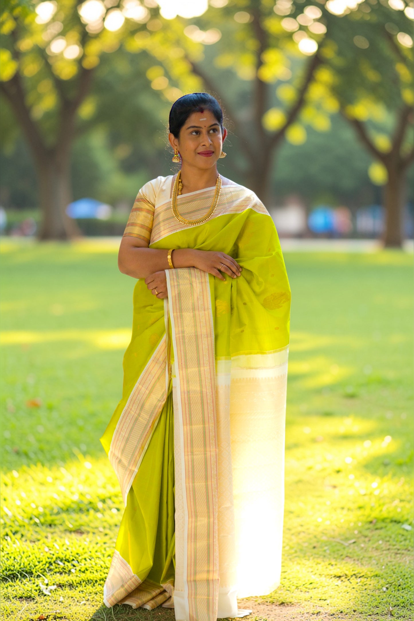 Beautiful Korvai Parrot Green Pure Kanjivaram Silk Saree With Contrast Cream White Traditional Border