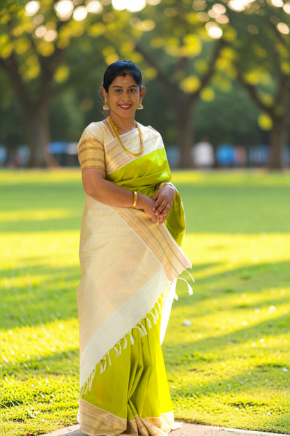 Beautiful Korvai Parrot Green Pure Kanjivaram Silk Saree With Contrast Cream White Traditional Border