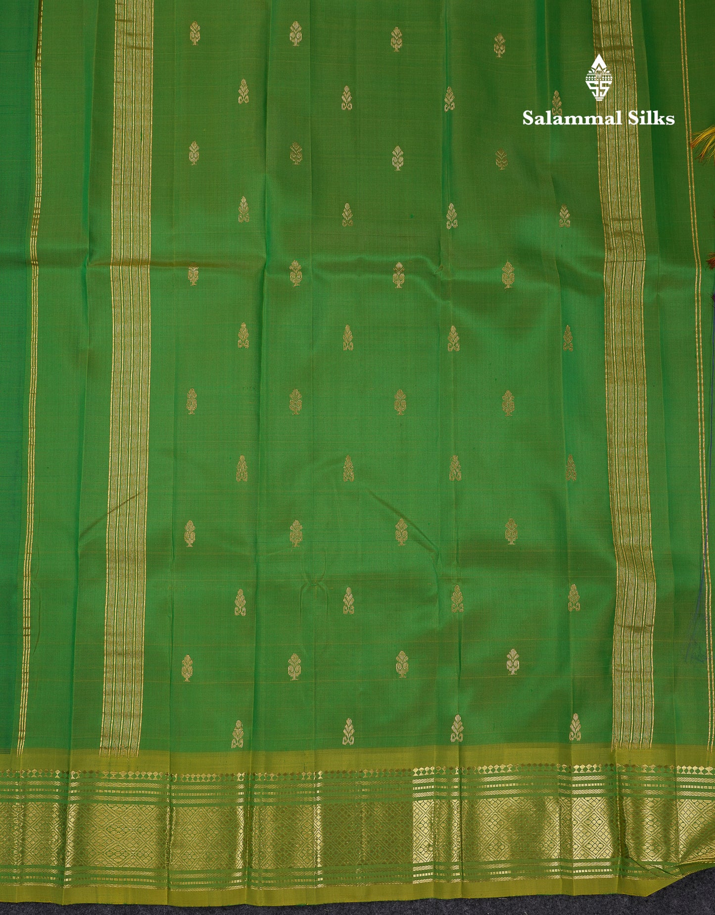 Beautiful Bottle Green Pure Kanjivaram Silk Saree With Contrast Parrot Green Traditional One Side Border
