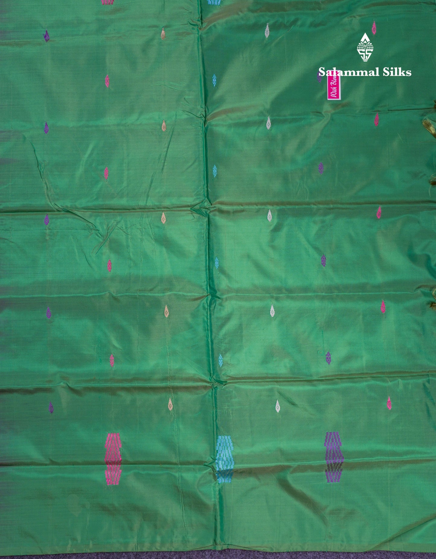 Magenta Thread work Buttas Banana Pinth Saree (Vaazhainaar Pattu) With Contrast Saffire Green Blouse