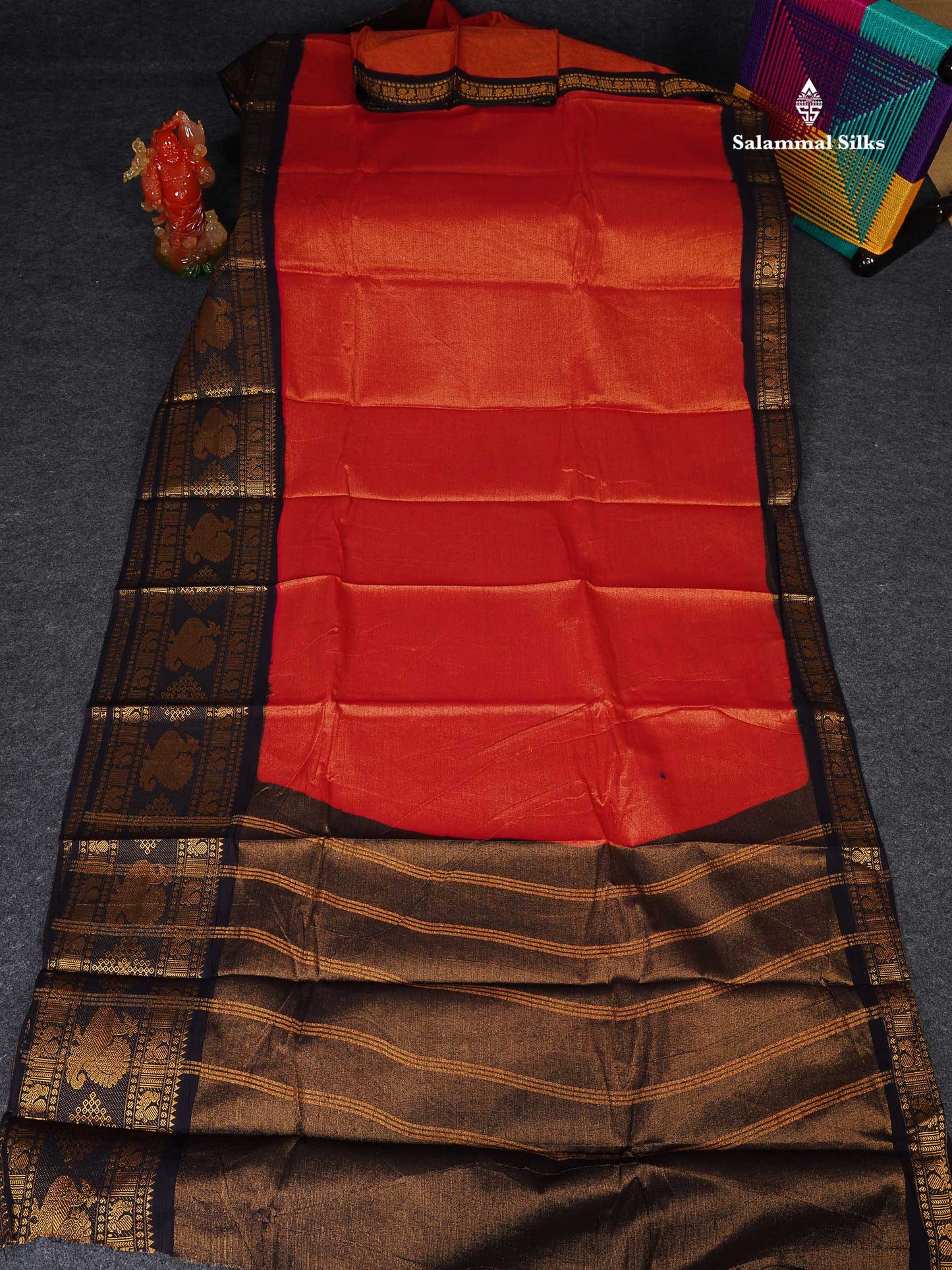 Sungudi Cotton Saree - Dual Tone  Red  Colour Body Vaira Oosi Lines With Black Traditional Evening Morning Border