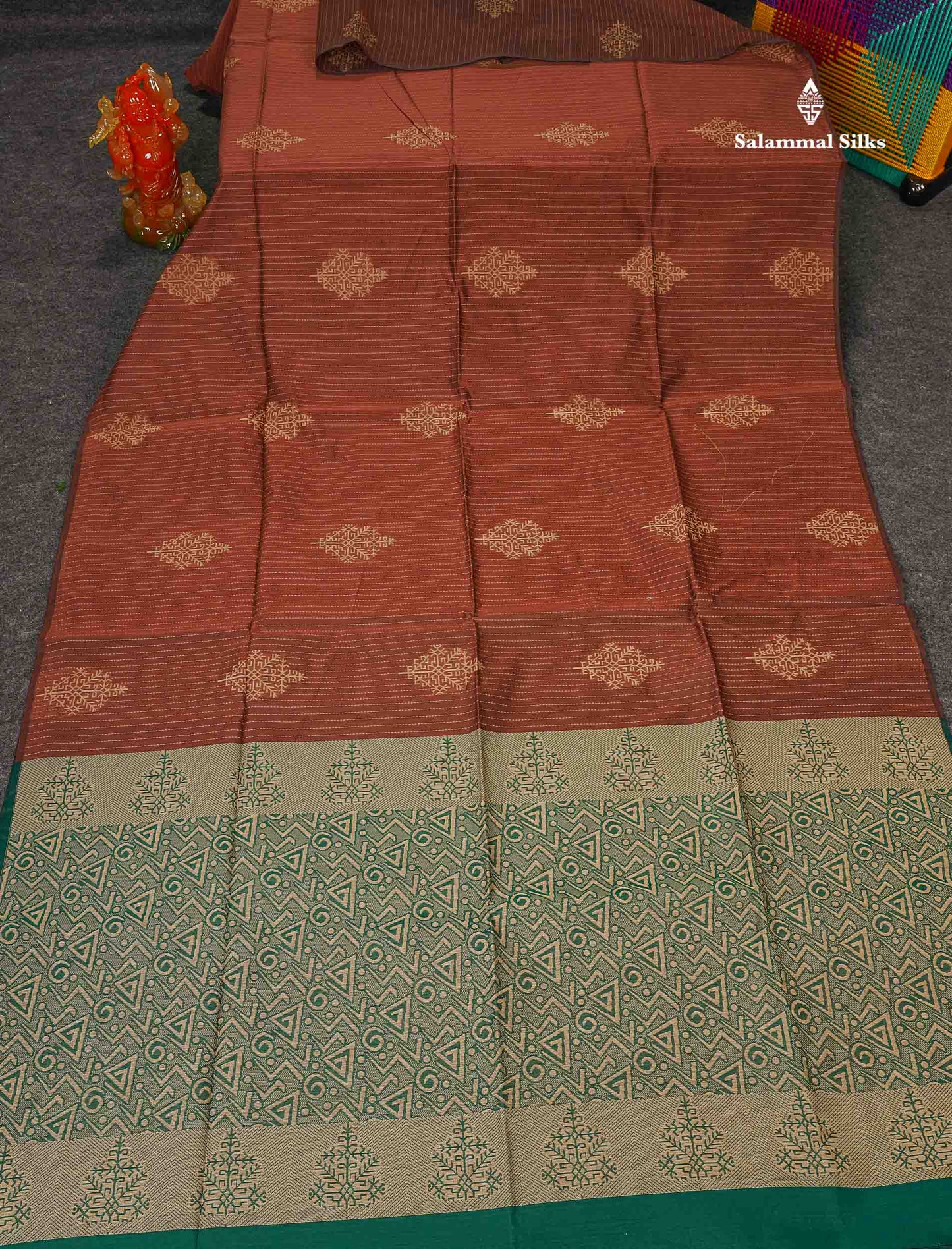Kota Cotton Saree - Light Grey Colour Body Thread Butta With Contrast Maroon Blouse