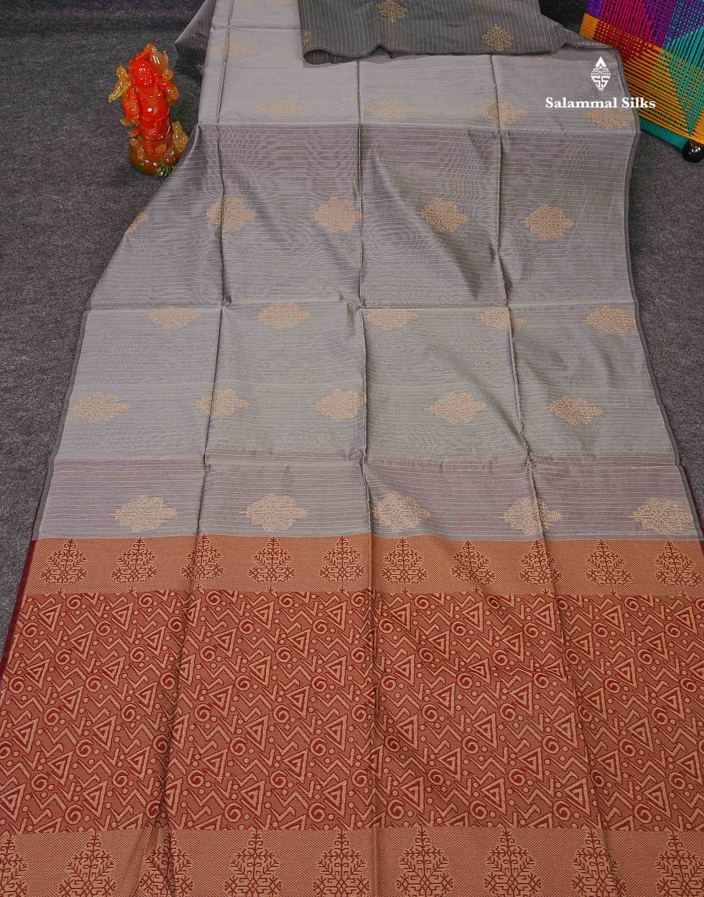 Kota Cotton Saree - Light Grey Colour Body Thread Butta With Contrast Maroon Blouse