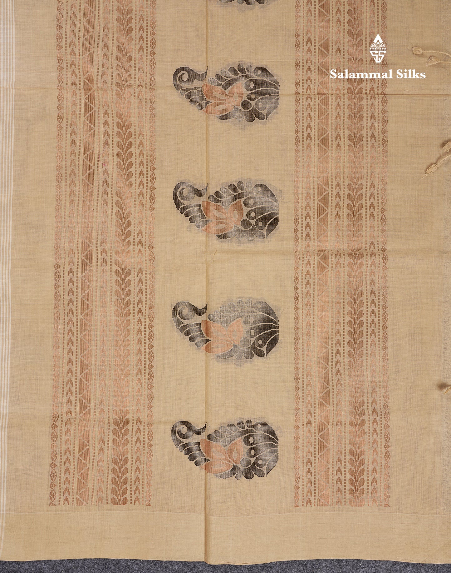 Beautiful White Thread Work Butta Handloom Pure Cotton Saree With Contrast Cream Sandal Blouse