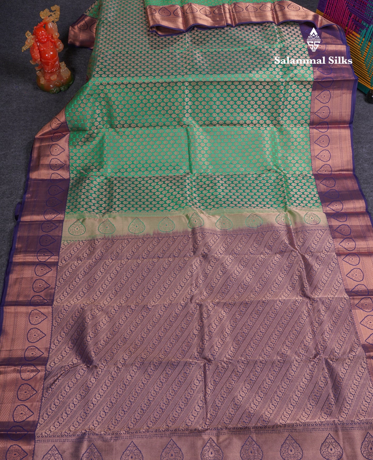 Beautiful Green Bridal Pure Kanjivaram Silk Saree With Contrast Navy Blue Border