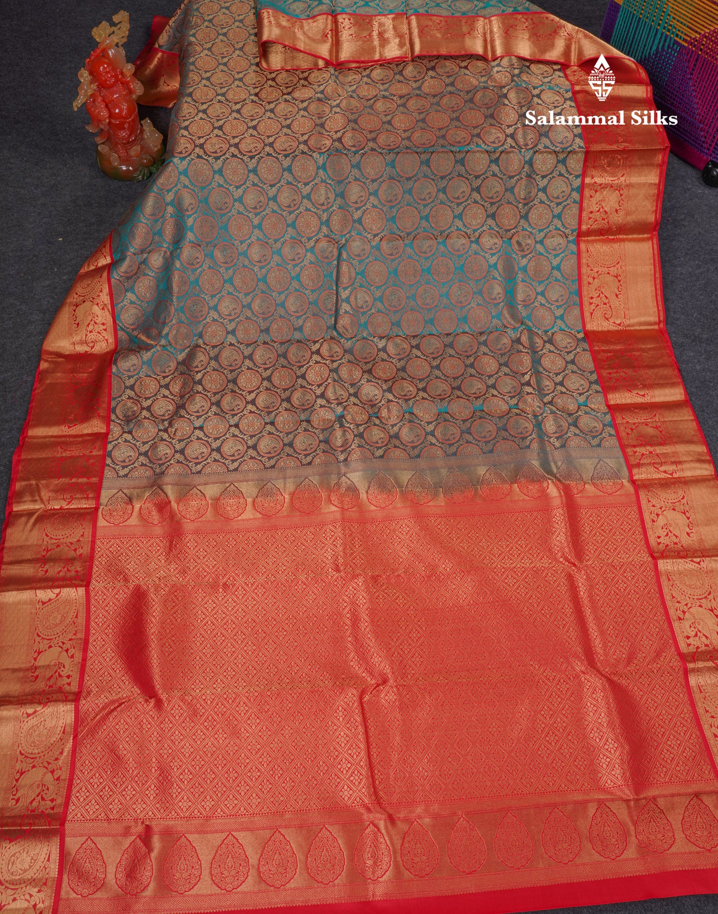 Beautiful Dual Tone Peacock Green Pure Kanjivaram Silk Saree With Contrast Chilly Red Traditional Border