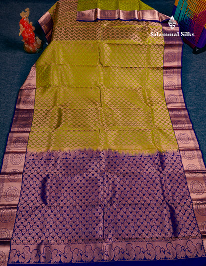 Beautiful Green Bridal Pure Kanjivaram Silk Saree With Contrast Navy Blue Traditional Border