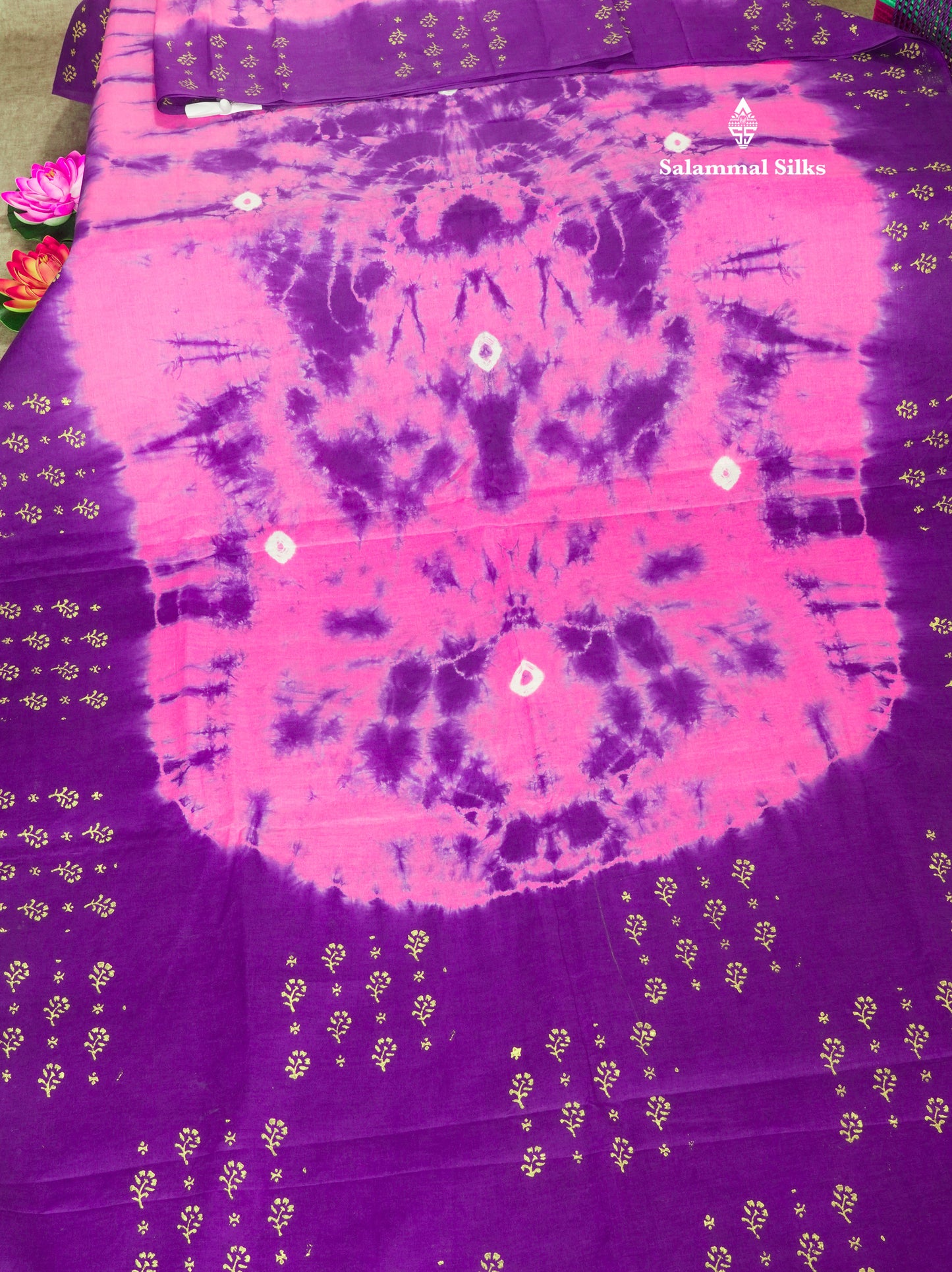 White Batik Print Sungudi Pure Cotton Saree With Contrast Grey Border