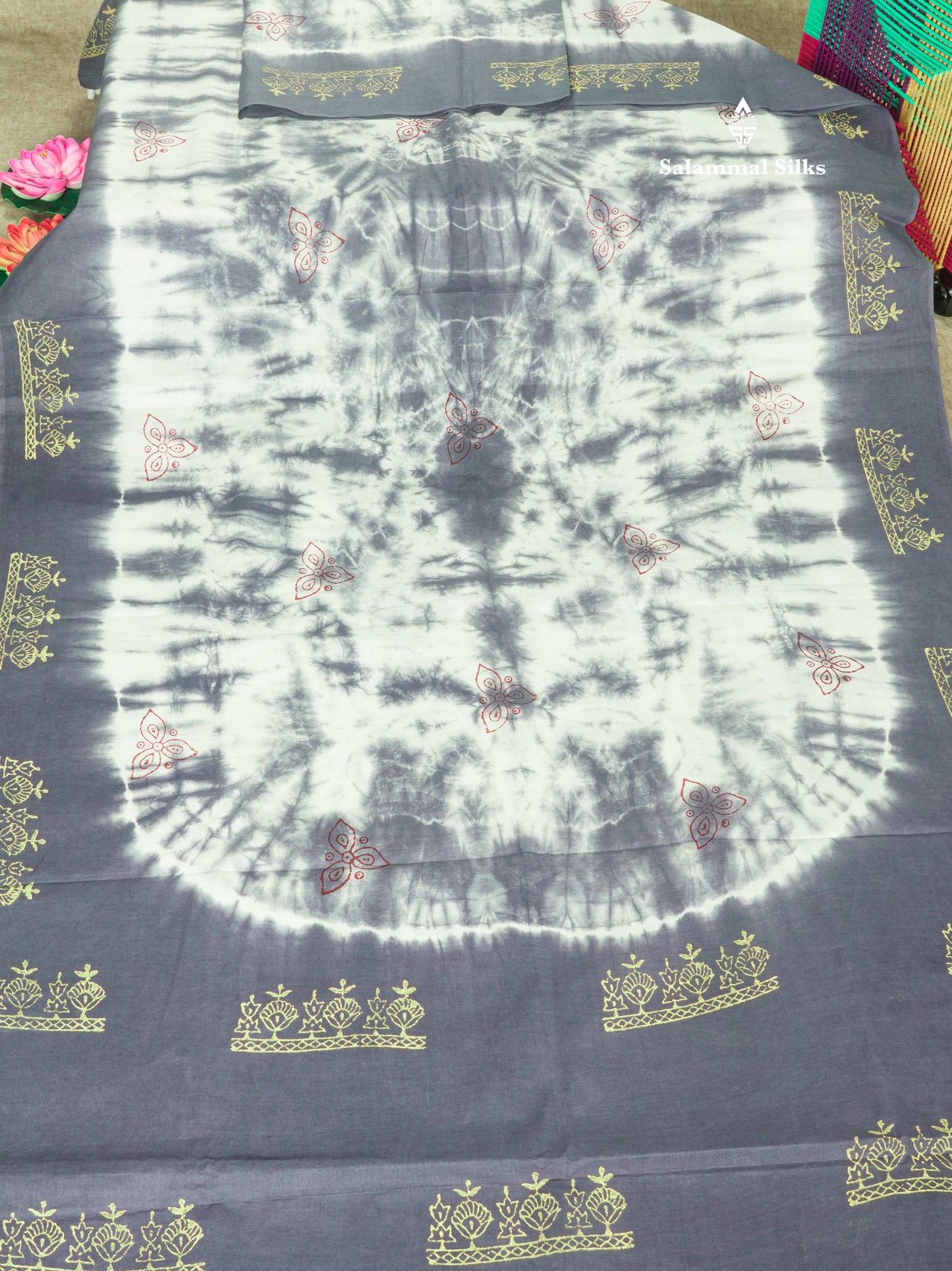 White Batik Print Sungudi Pure Cotton Saree With Contrast Grey Border