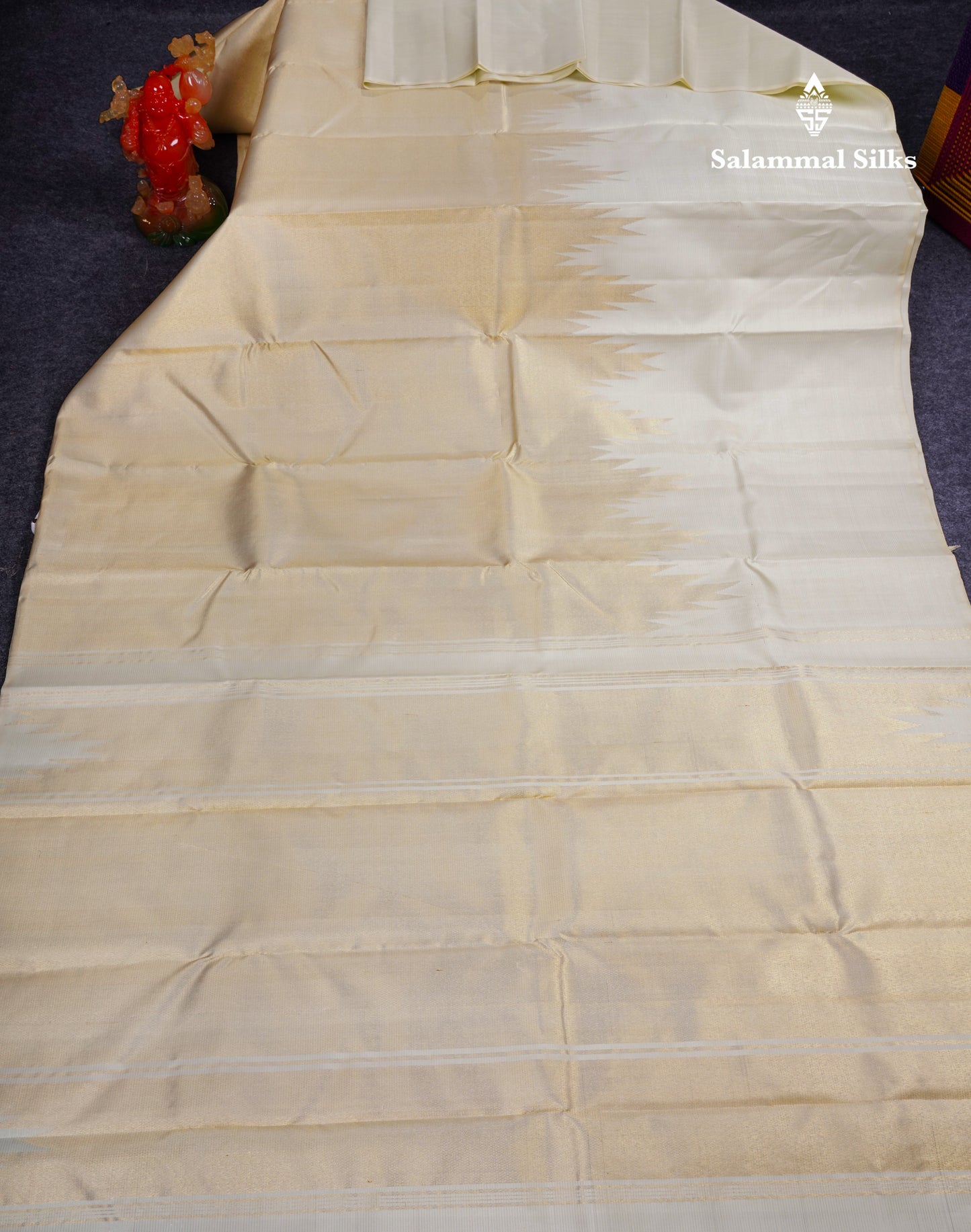 Beautiful Half White Vaira Oosi Lines 8 Kol Pure Kanjivaram Silk Saree With Traditional Tissue Raising Border