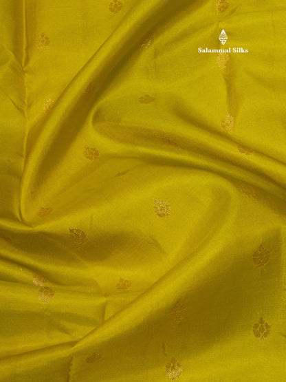 Manthulir Green Pure Kanjivaram Silk Saree With Contrast Peach Orange Border
