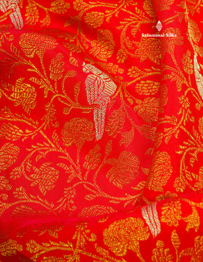Red Pure Kanjivaram Silk Saree 4G Zari With Contrast Bottle Green Blouse