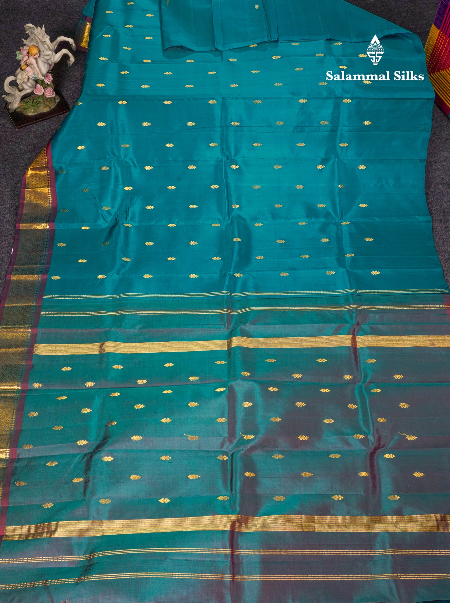 Dual Tone Green Pure Kanjivaram Silk Saree With Contrast Maroon One Side Border