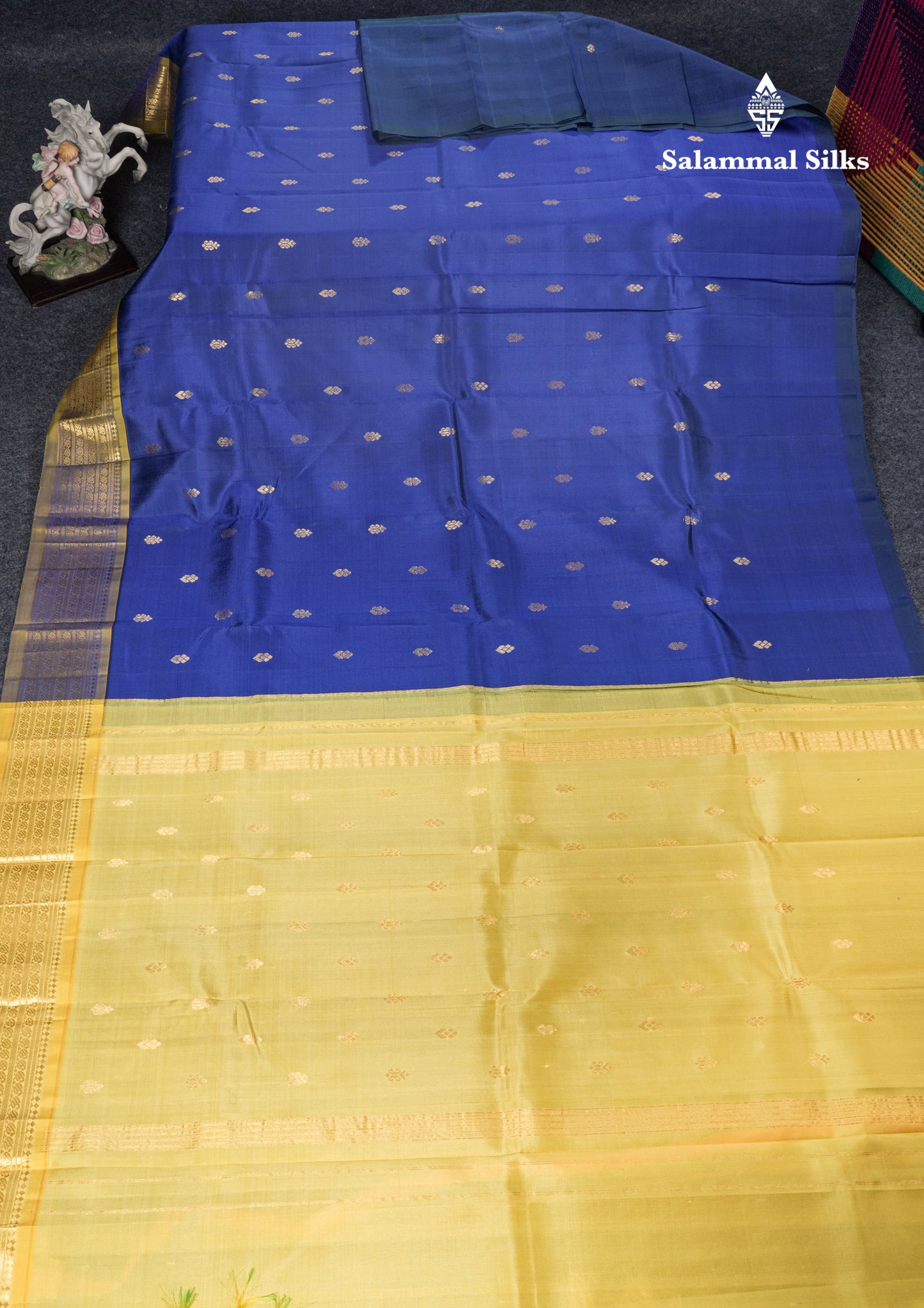 Royal Blue Pure Kanjivaram Silk Saree With Contrast Mehandi Green One Side Border