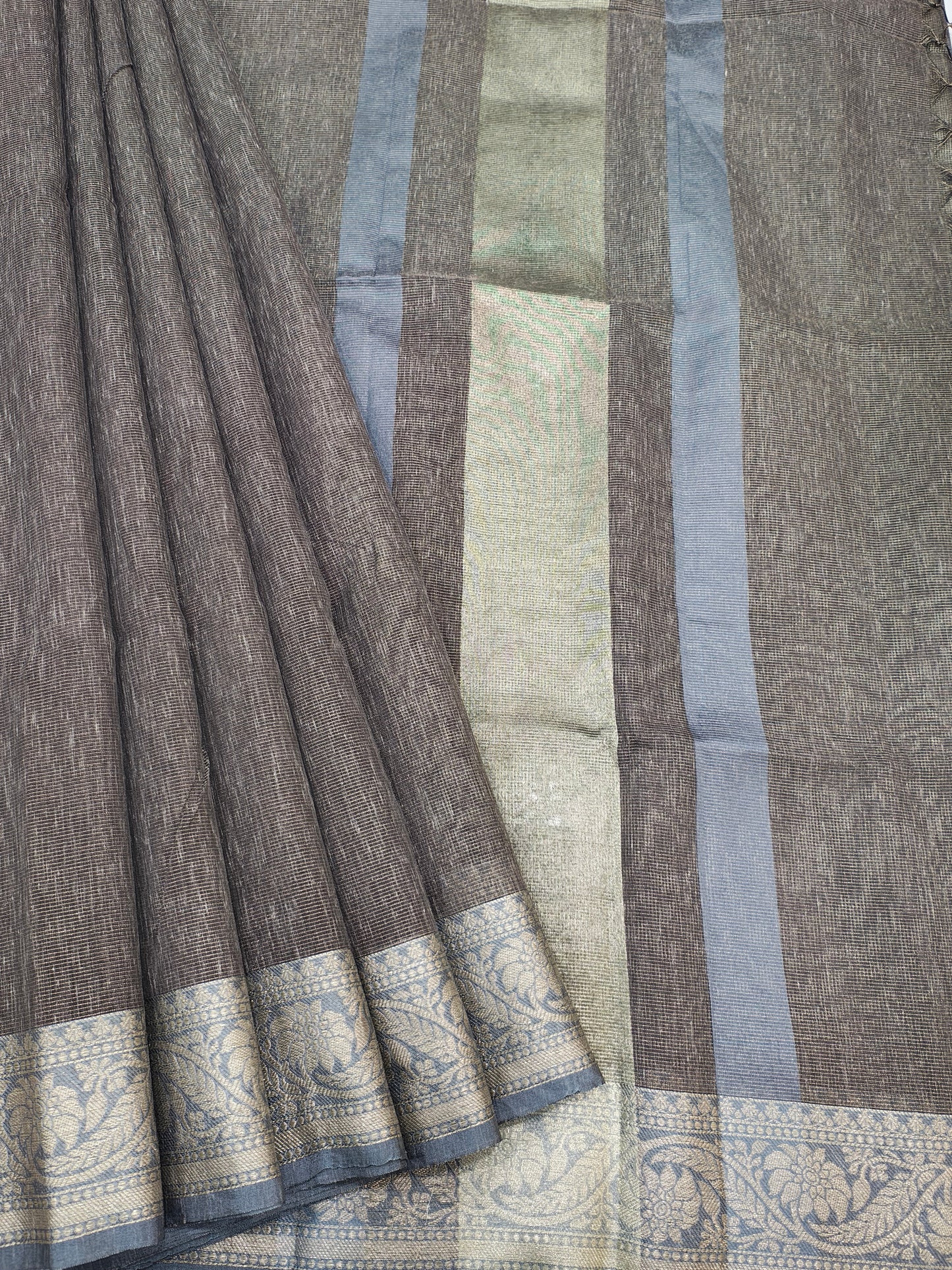 Grey Vairaoosi Beautiful Linen Fancy Saree With Blouse