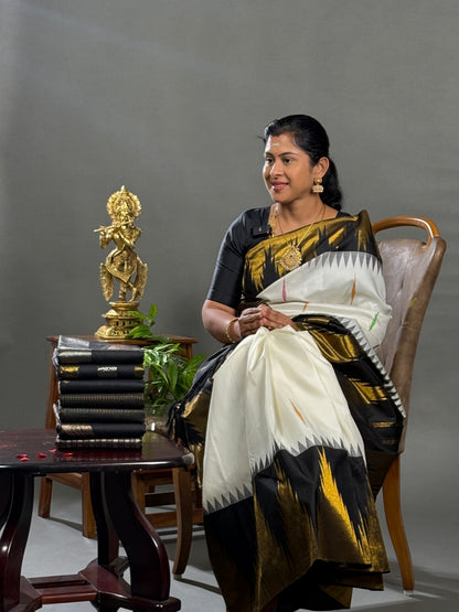 Korvai 8Kol White Multicolour Malli Moggu Pure Kanjivaram Silk Saree With Contrast Black Traditional Temple Border